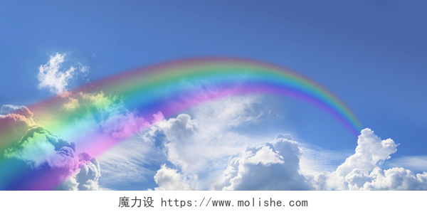 蓝色天空挂着弧向远方的彩虹在广阔的蓝色天空的彩虹